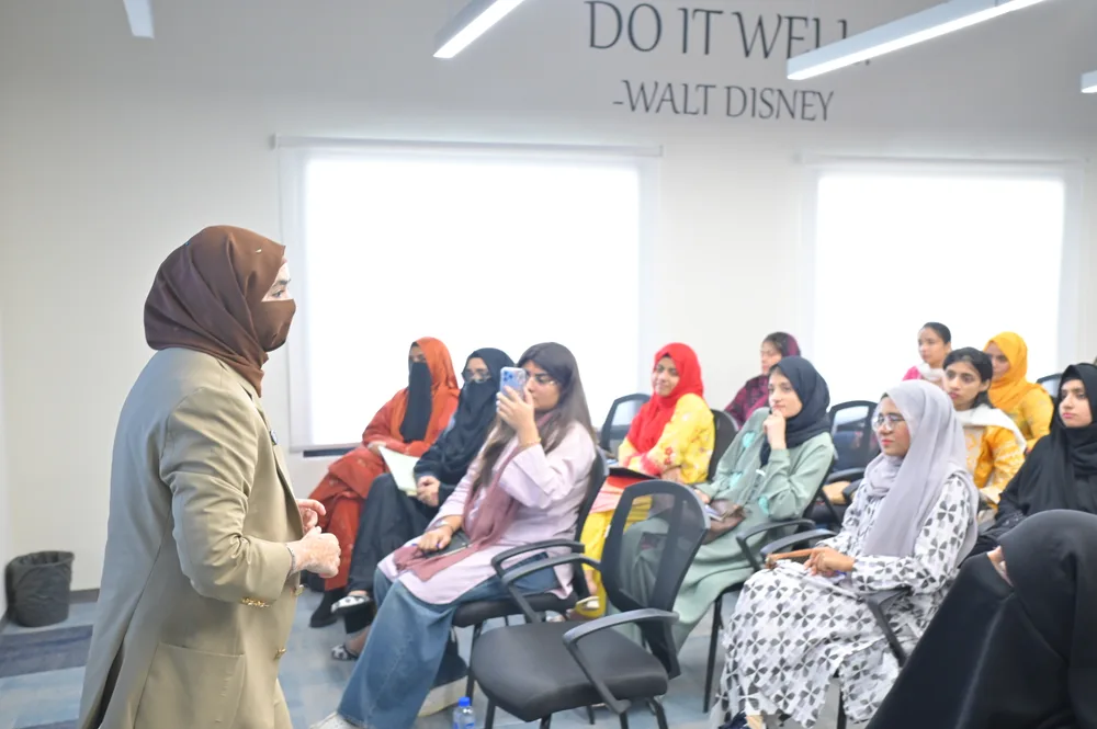 Hoorain Salman teaching a live class